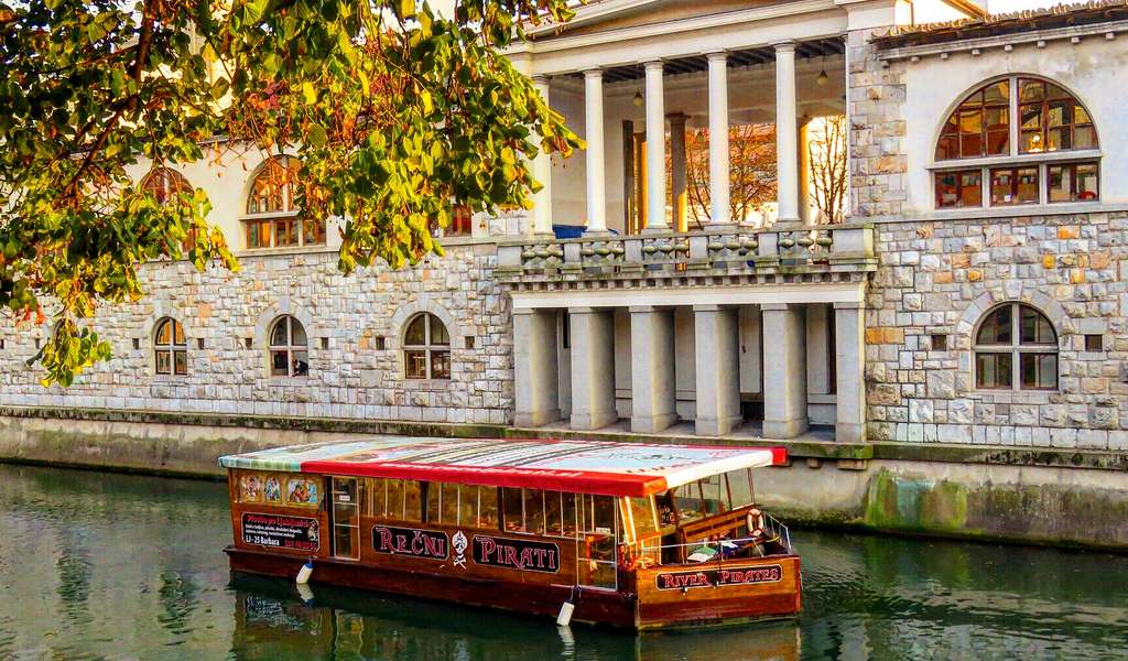 Slovenian wine and food experience on the river boat in Ljubljana